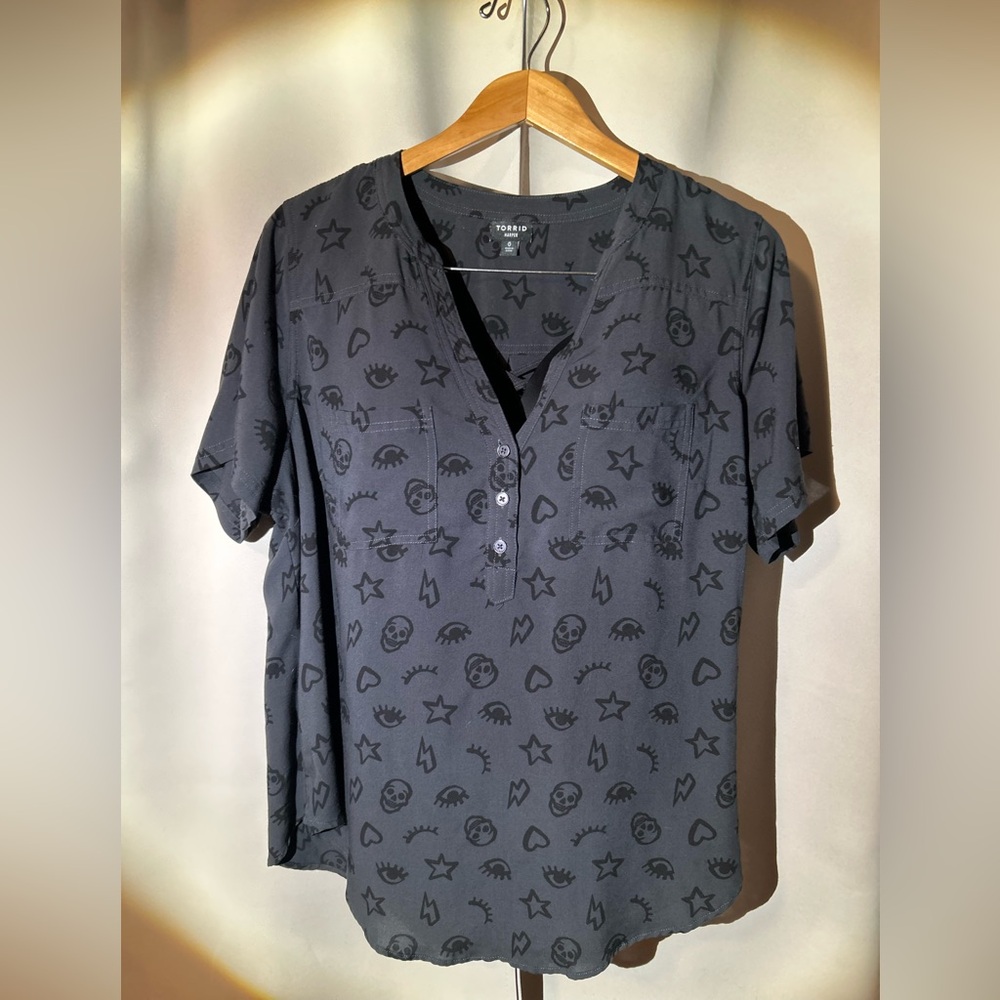 Torrid Short Sleeve Blouse w/Skull Print